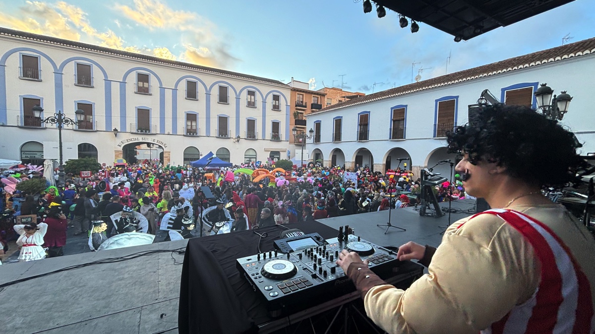 El Carnaval de Berja llena la Plaza Porticada con una multitudinaria fiesta